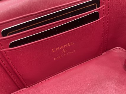 香奈儿新款包包A68096搭配珐琅和树脂，细腻小羊皮，灰色和嫩粉色春夏气质款