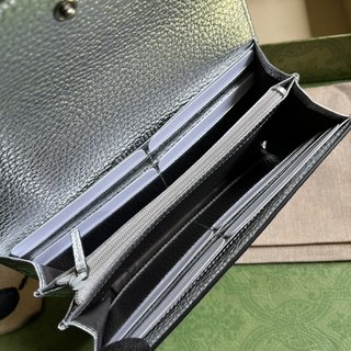 Gucci GG Marmont系列长款钱包，银色皮革，配饰设计