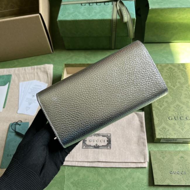 Gucci GG Marmont系列长款钱包，银色皮革，配饰设计