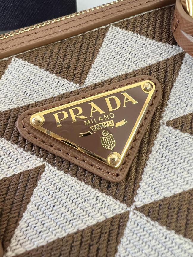 普拉达1BA846刺绣织物包，进口Saffiano皮革，枕头包款式