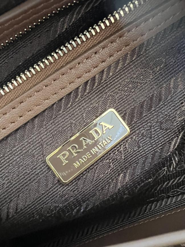 普拉达1BA846刺绣织物包，进口Saffiano皮革，枕头包款式